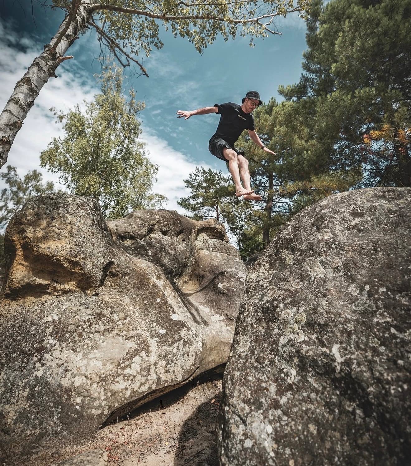 Movement Erwachsene — Pierre Biege beim Parkour auf Felsblöcken, Erwachsenenklasse in Brig