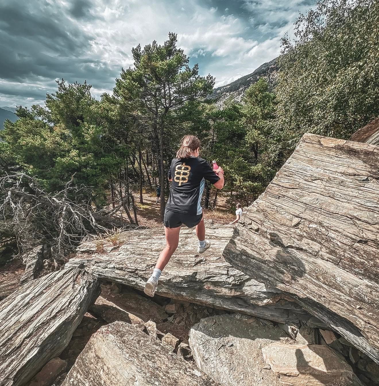 Movement Jugend — Jugendlicher springt über Walliser Felsen, Jugendtraining von Natural Athletics