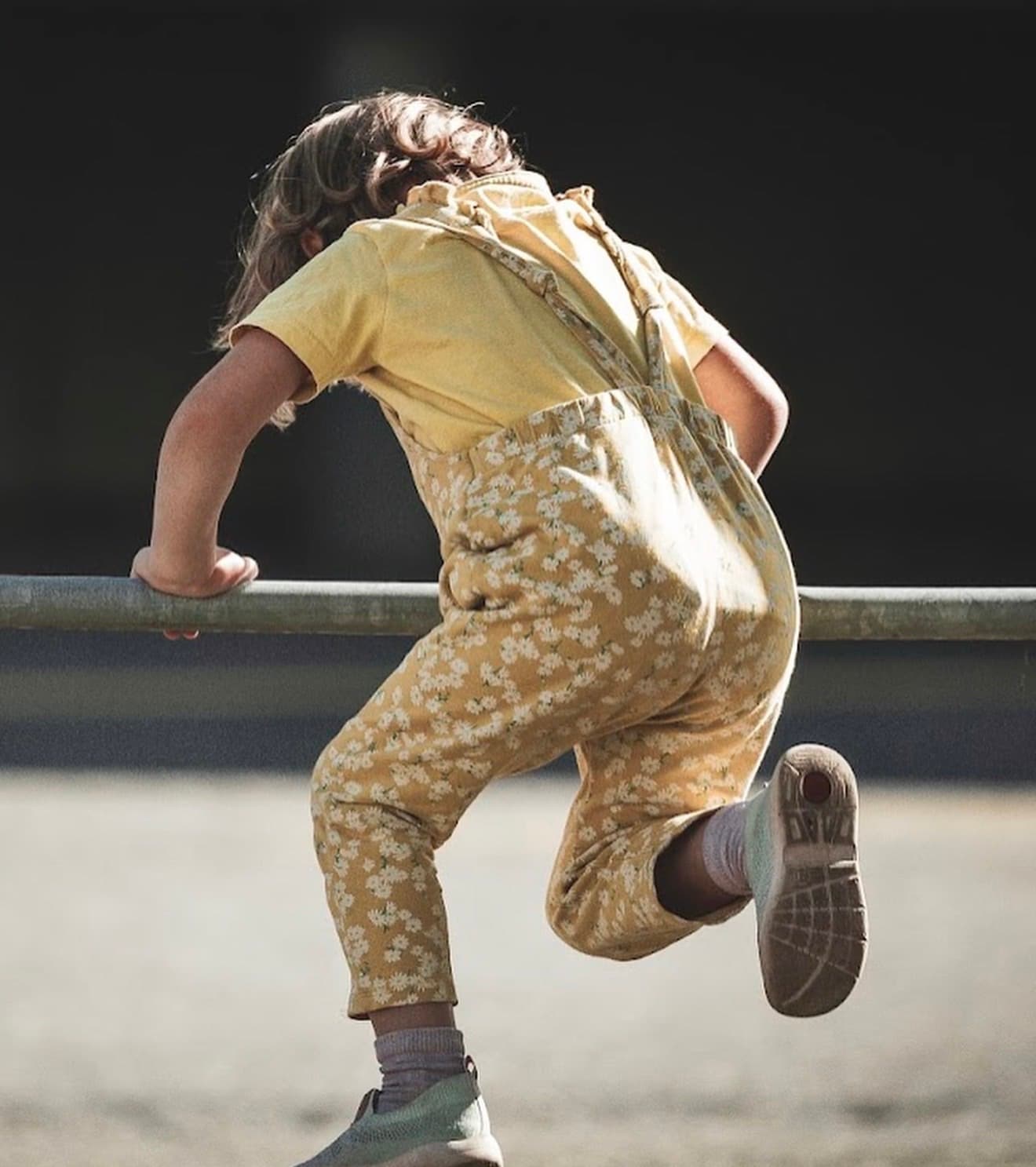 Geplante Kinderklasse in Leuk — Mädchen schwingt sich über ein Geländer