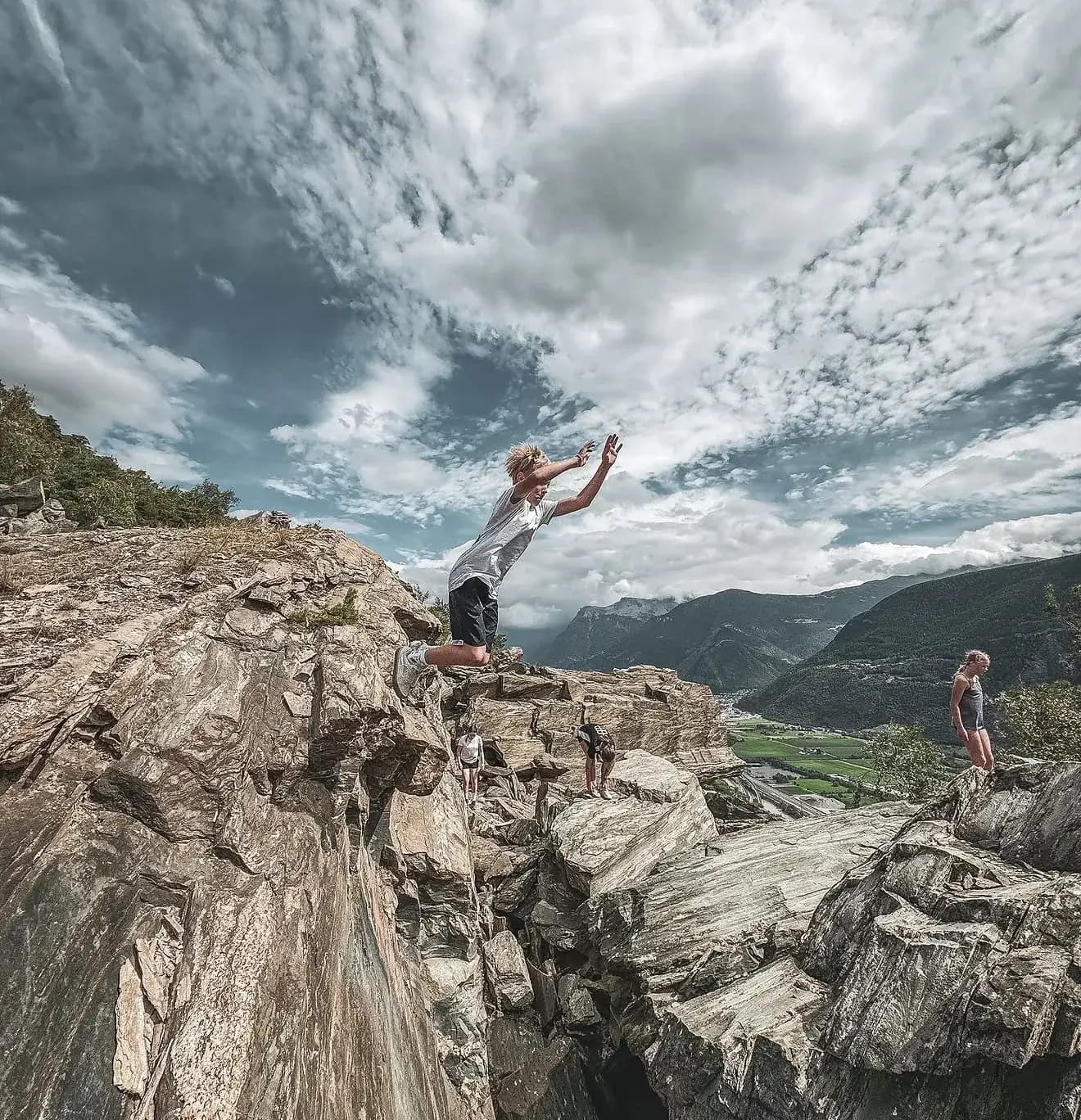 Pierre steht auf einem Felsen und schaut ins Tal