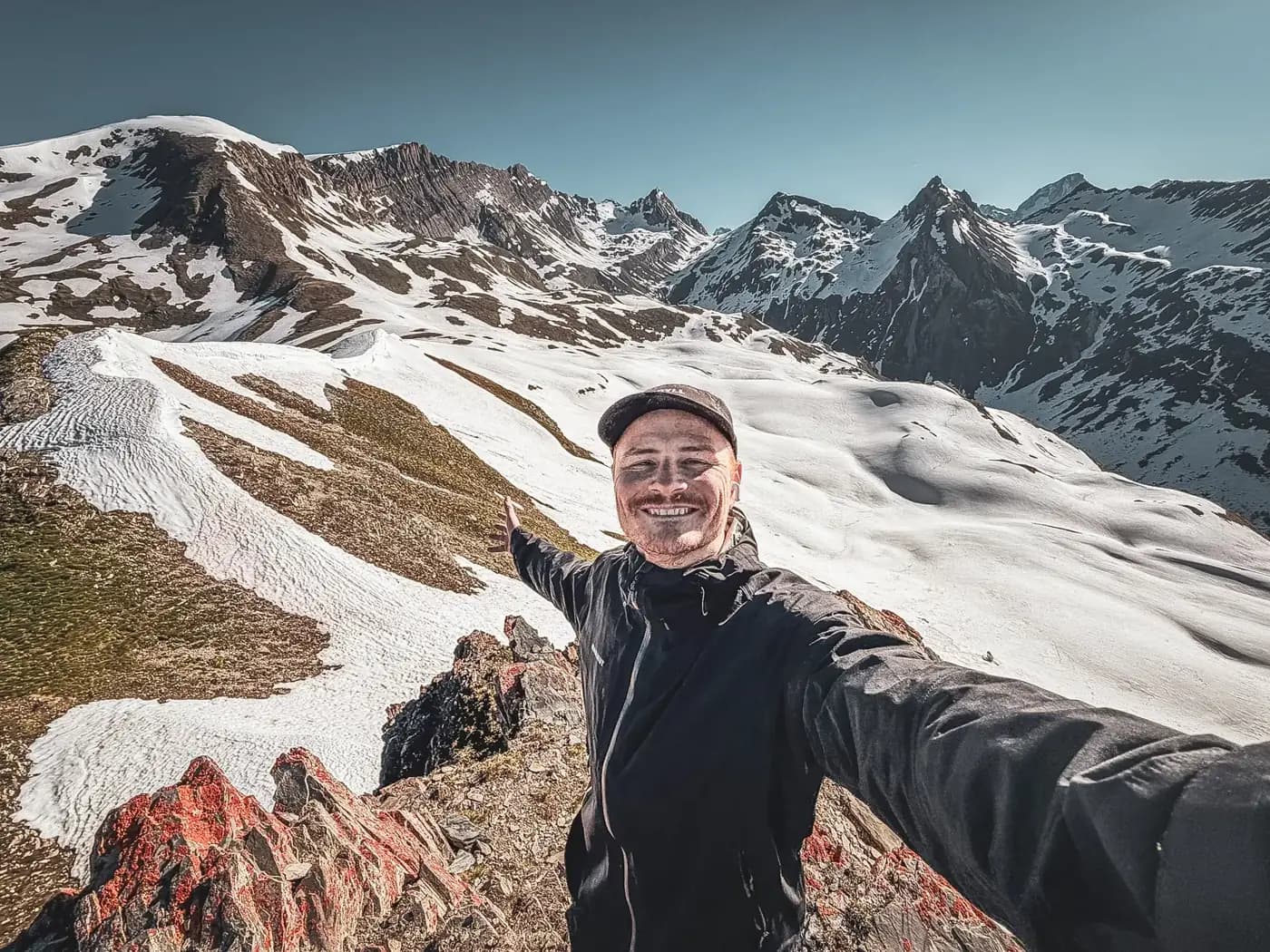 Selfie von Pierre auf einem Grat mit Bergpanorama