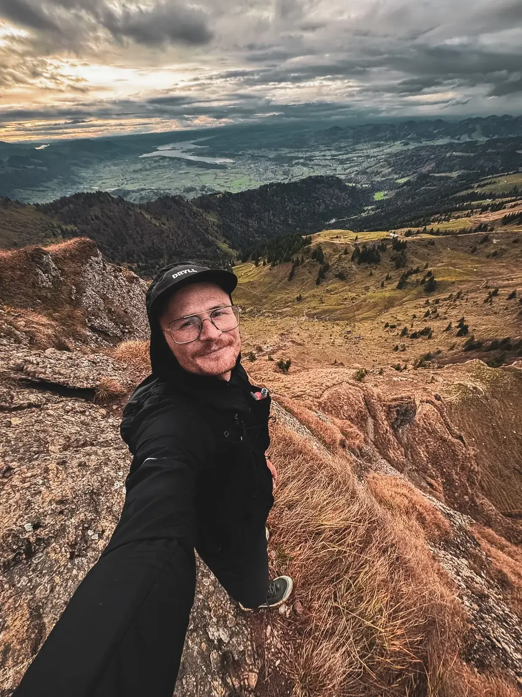 Pierre an einem Hang im Abendlicht