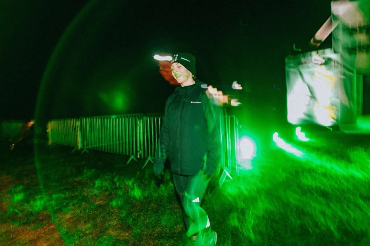 Pierre nachts im Rennen im grünen Licht