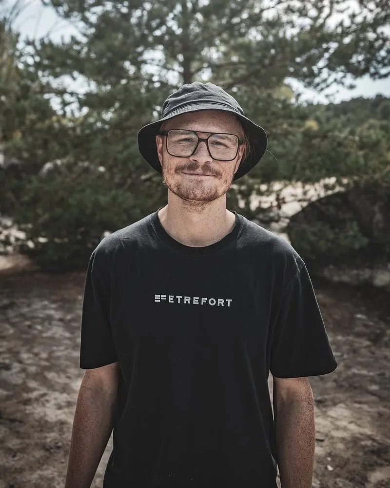 Porträt von Pierre Biege im Wald mit Hut