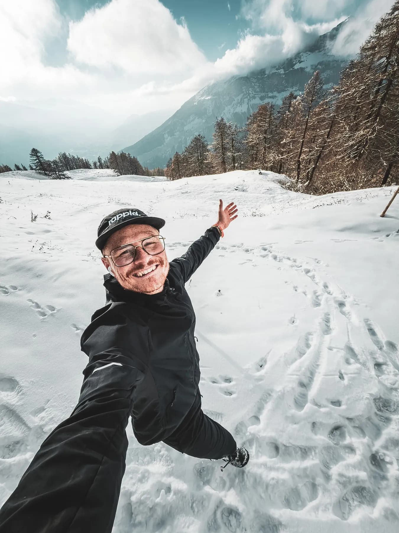 Pierre jubelt im Schnee
