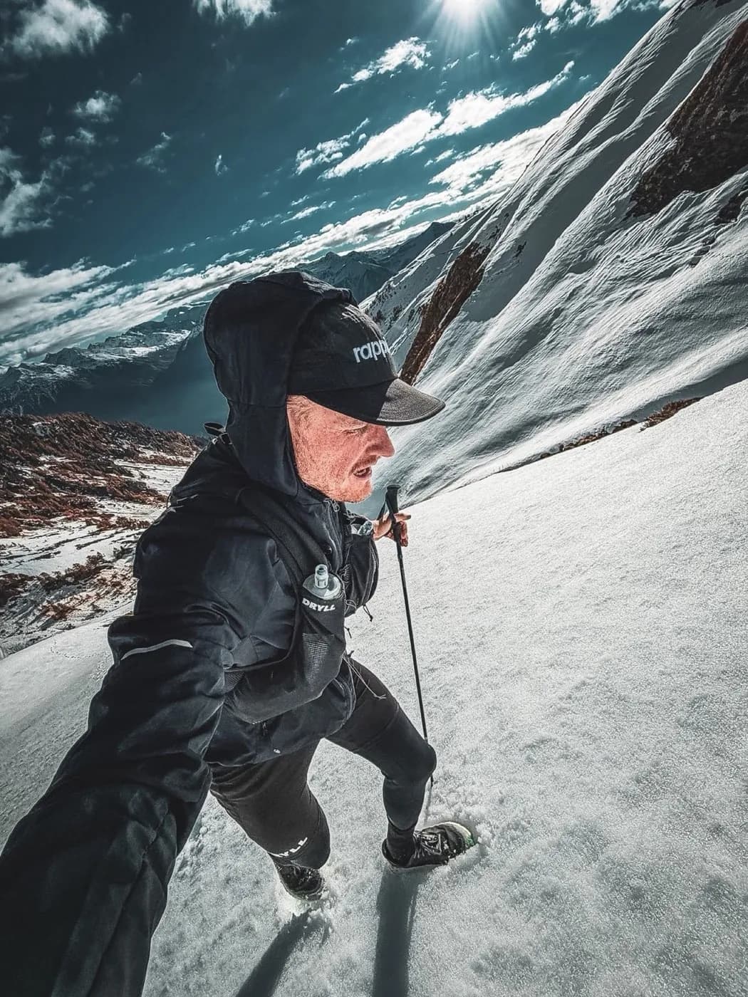 Pierre läuft im Schnee am Berg
