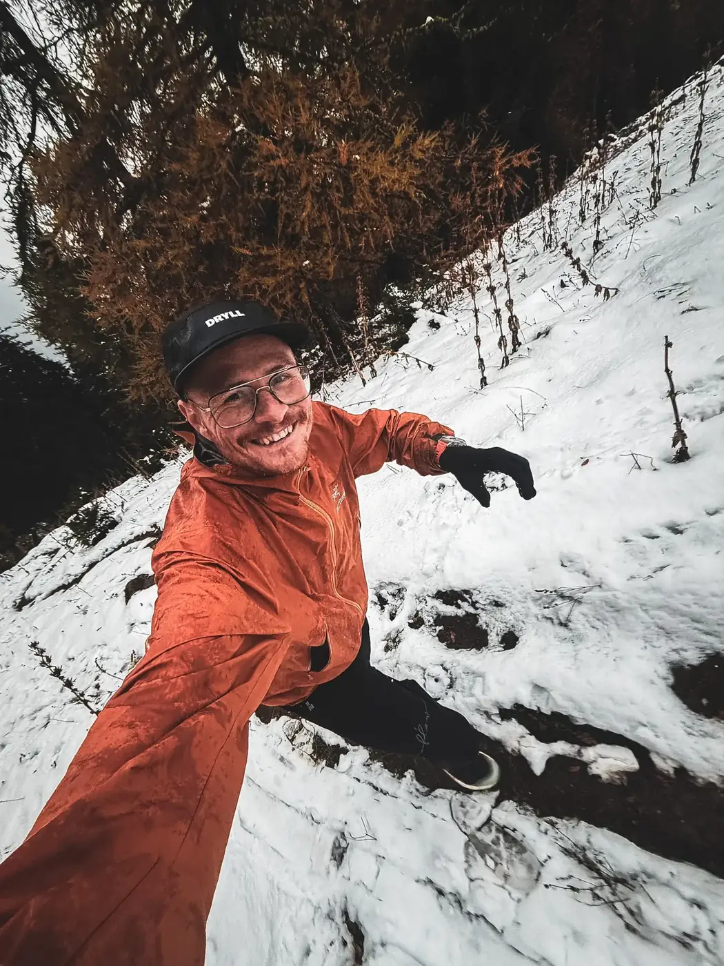 Pierre in oranger Jacke im Schnee
