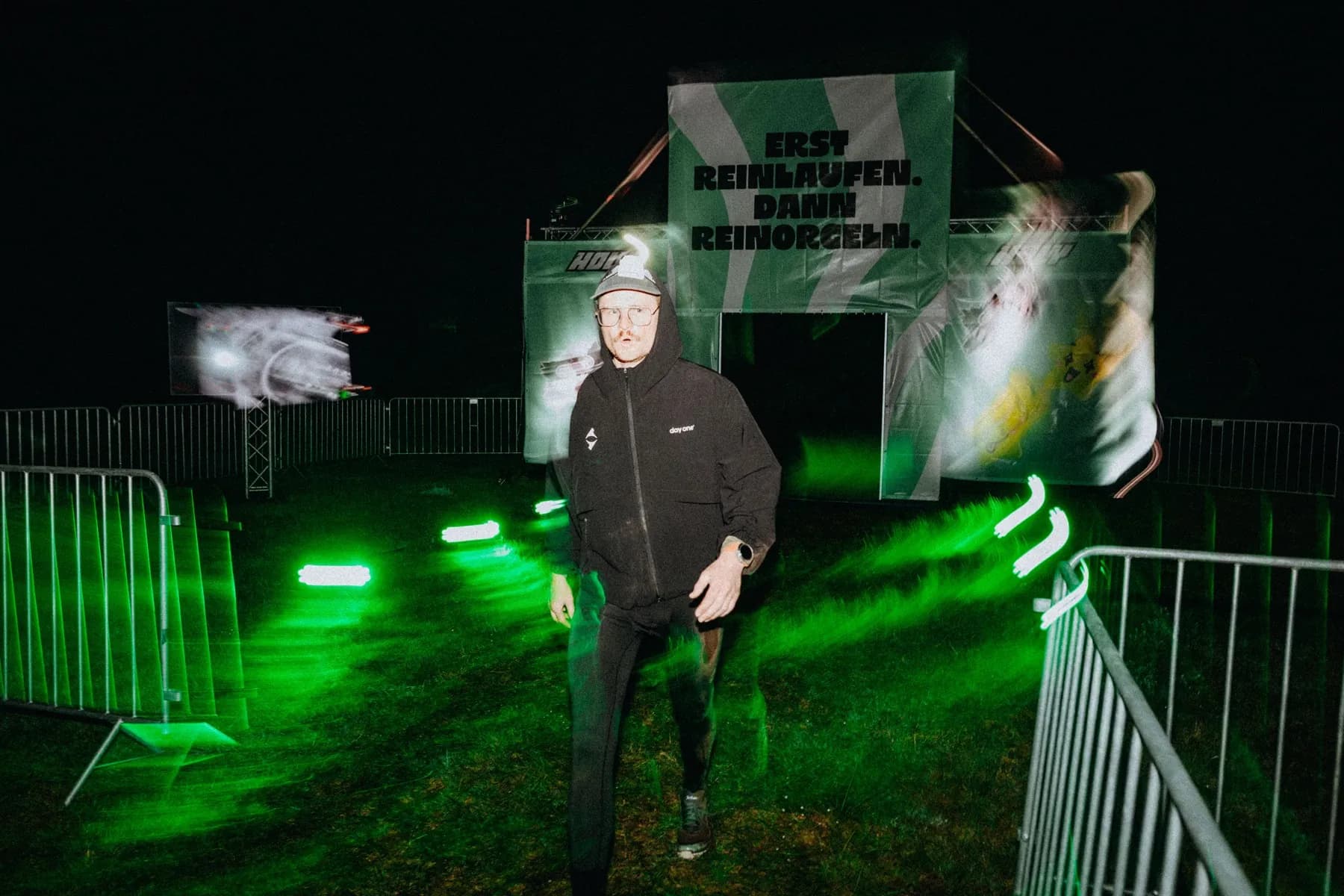 Nachtstart unter dem Startbogen im grünen Licht