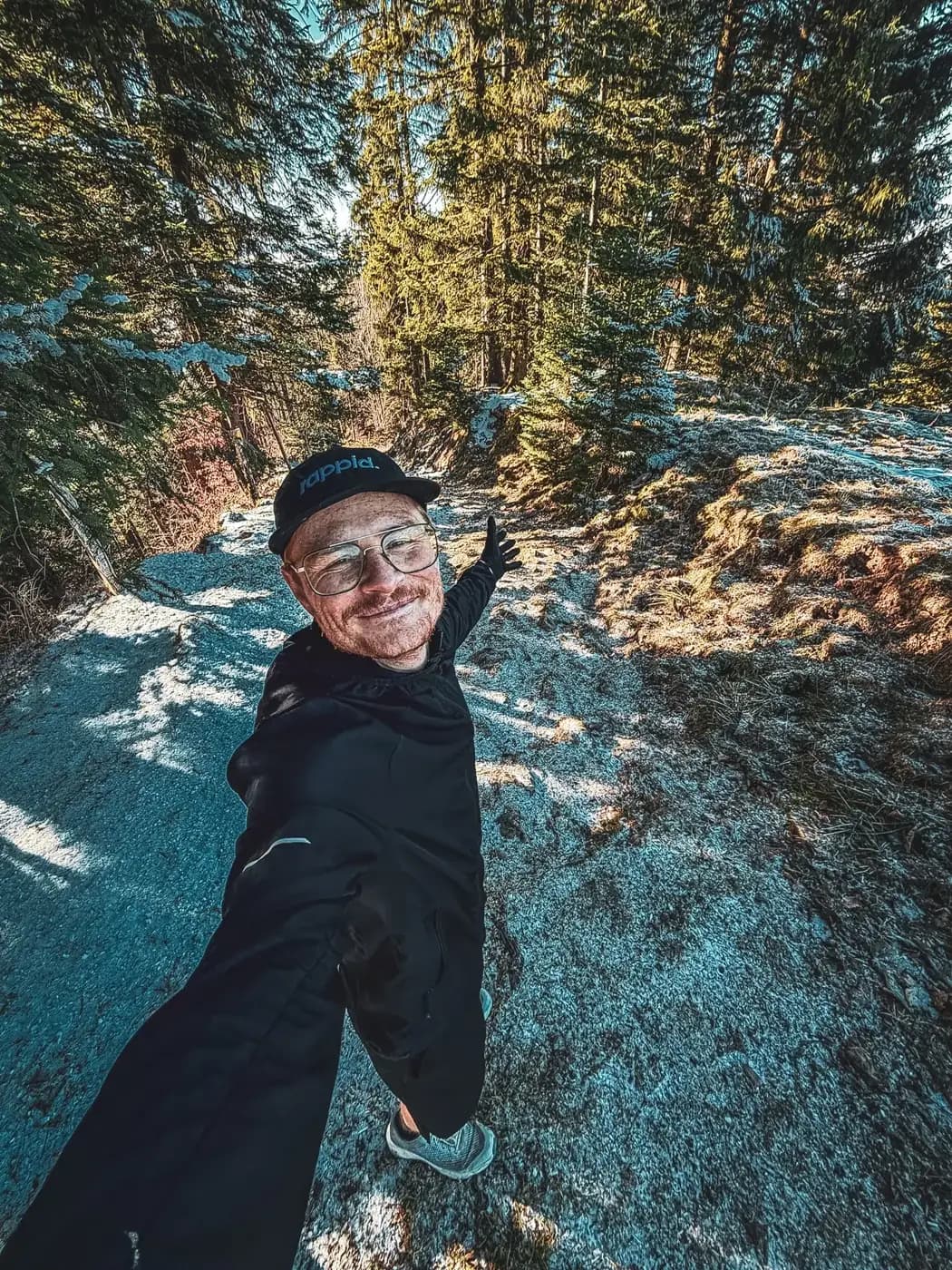 Pierre im Wald an einem Bach