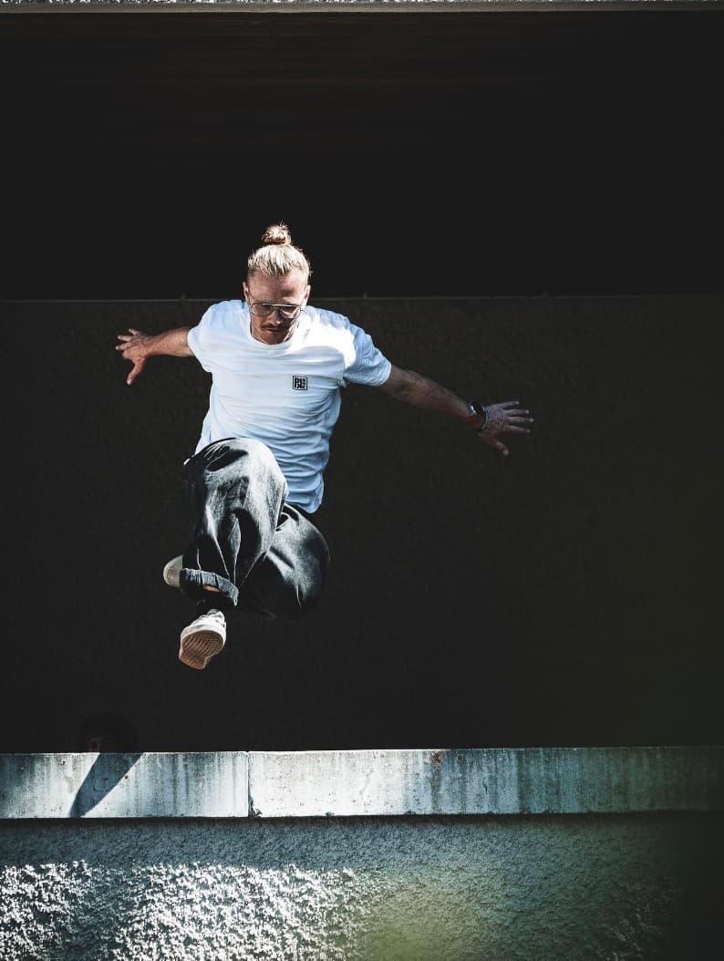 Pierre im Parkour-Sprung