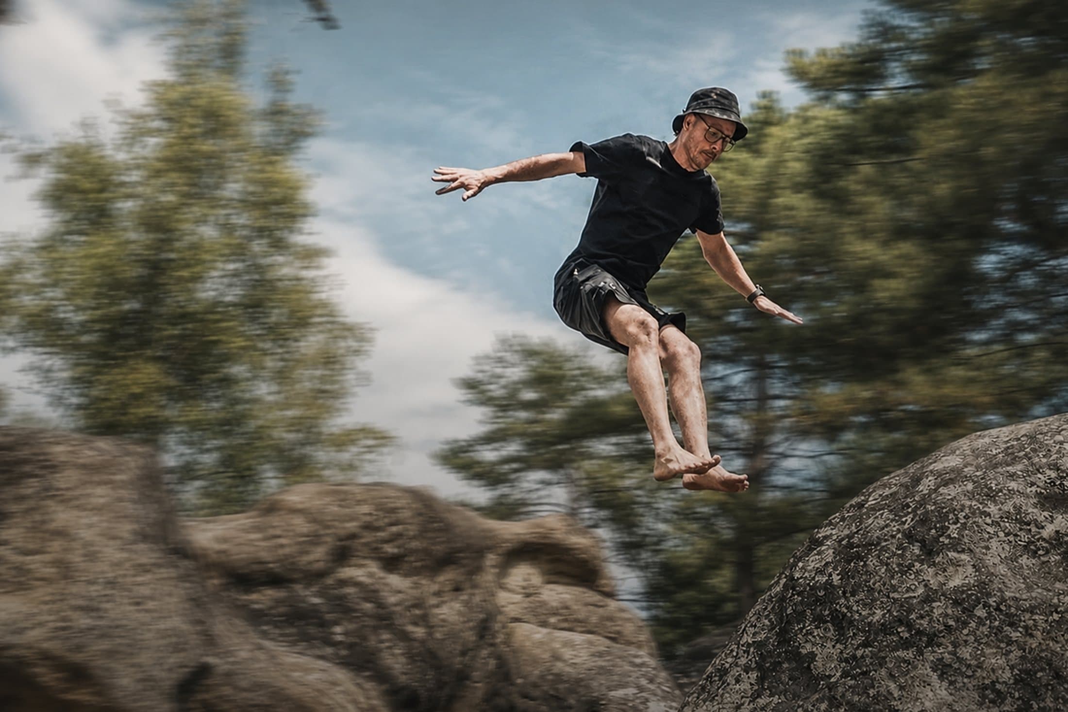 Parkour für Erwachsene im Wallis — Sprung von Felsblock zu Felsblock